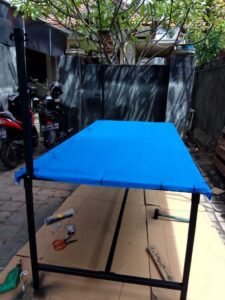 meja kain biru